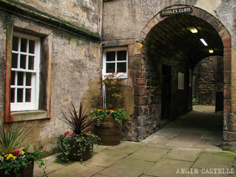 Mejores callejones Royal Mile Edimburgo Riddles Close